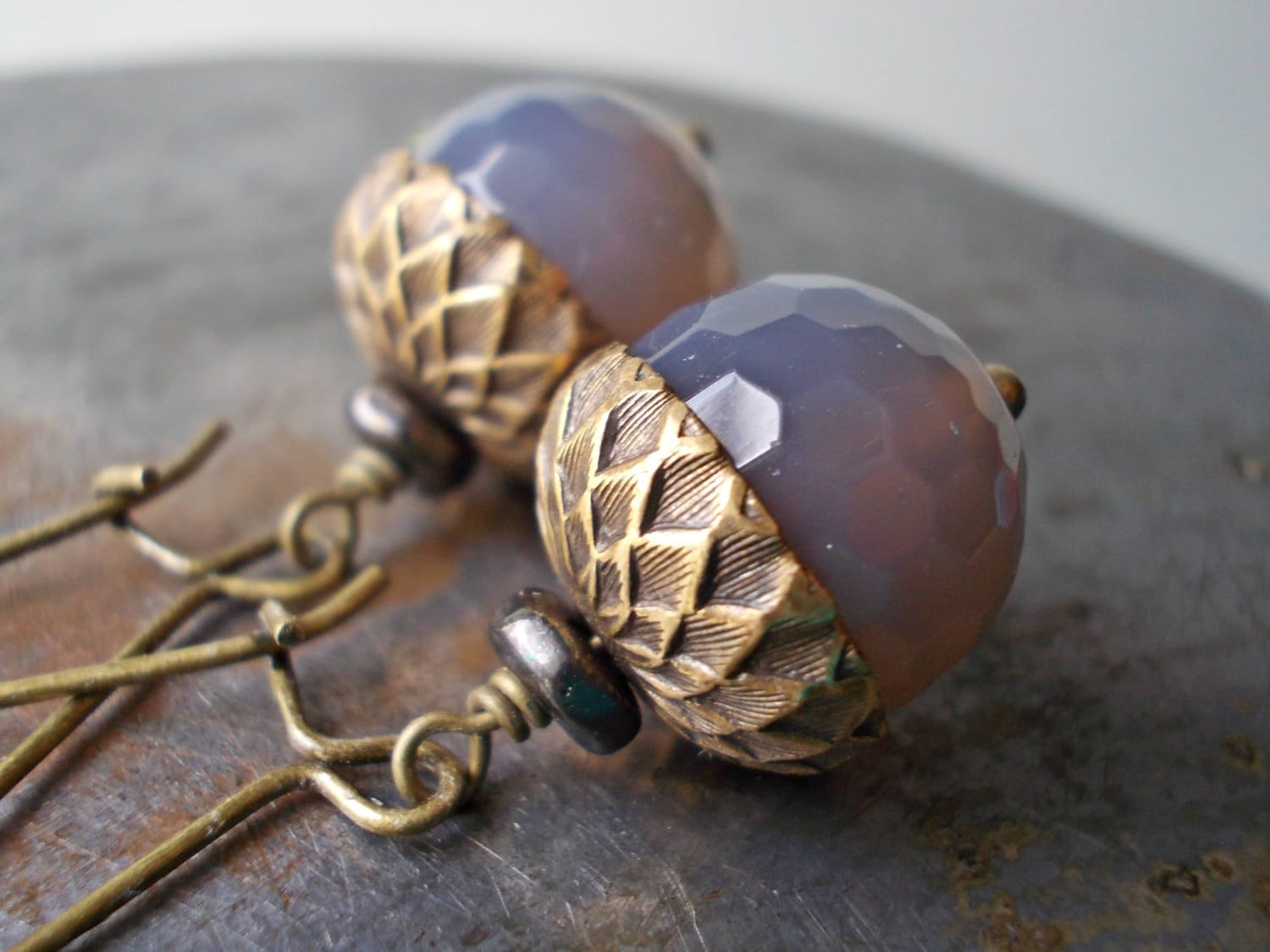 Edelstein Eichel Ohrringe, Natürliche Grau-Graue Achat, Messing Antikisiert, Lange Kidney Ohrhaken, Natur Waldland, Eichhörnchen Muttern von karmelidesigns