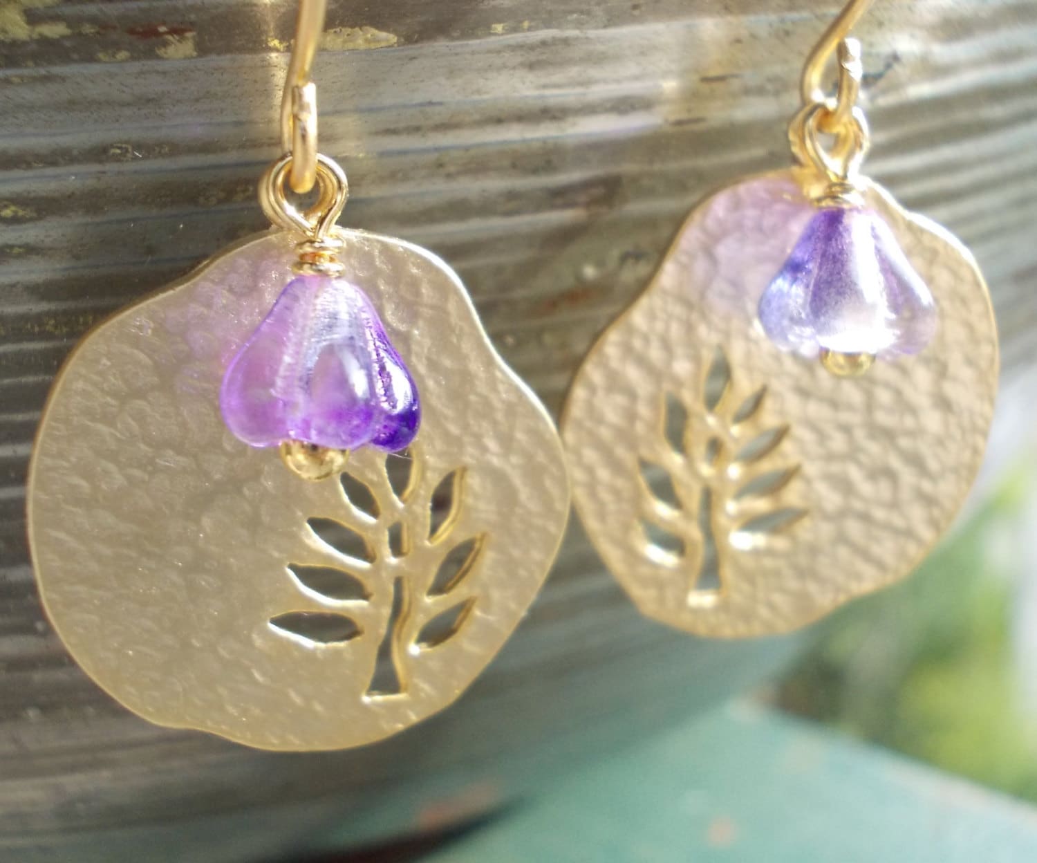 Gold Baum Des Lebens Ohrringe, Scheibenförmige Ohrhänger, Kleine Lavendel Blume, Lila Violett Geblümt, Von Der Natur Inspirierter Schmuck, Vergoldet von karmelidesigns