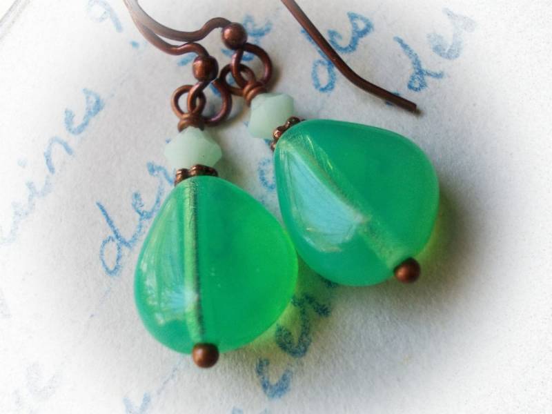 Grüne Ohrringe Messing Bronze Kleine Zierliche Seafoam Tropfen Kupfer Glas Perle Baumeln Meer Schaum Strand Mint Geschenk Für Frauen Mädchen von karmelidesigns