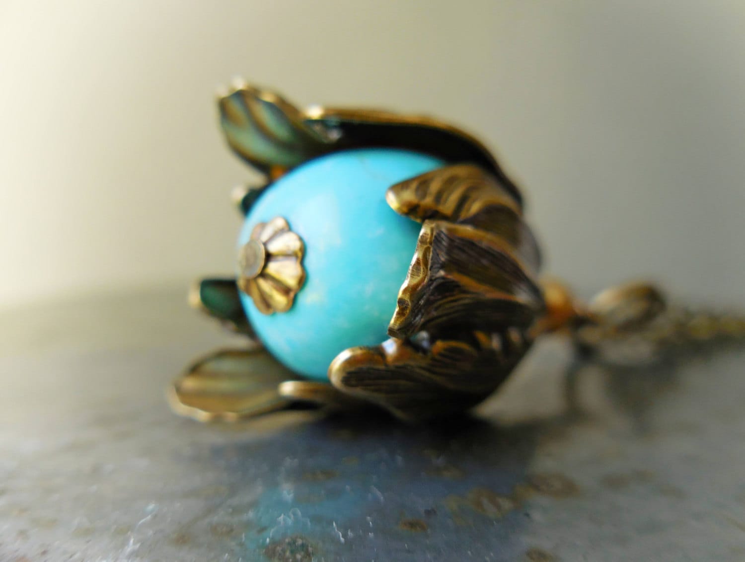 Halskette. Blumen-Halskette. Türkis Boho Tulpen Oxidierte Messing Blauer Edelstein Blumen Anhänger Charme Kette von karmelidesigns