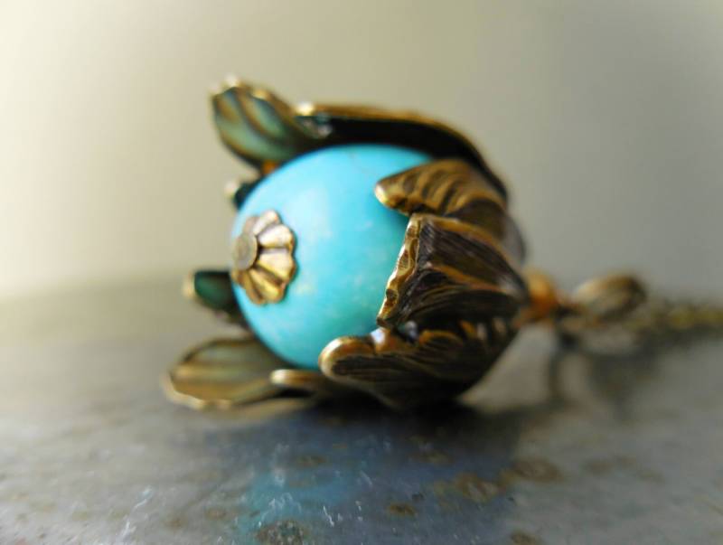 Halskette. Blumen-Halskette. Türkis Boho Tulpen Oxidierte Messing Blauer Edelstein Blumen Anhänger Charme Kette von karmelidesigns