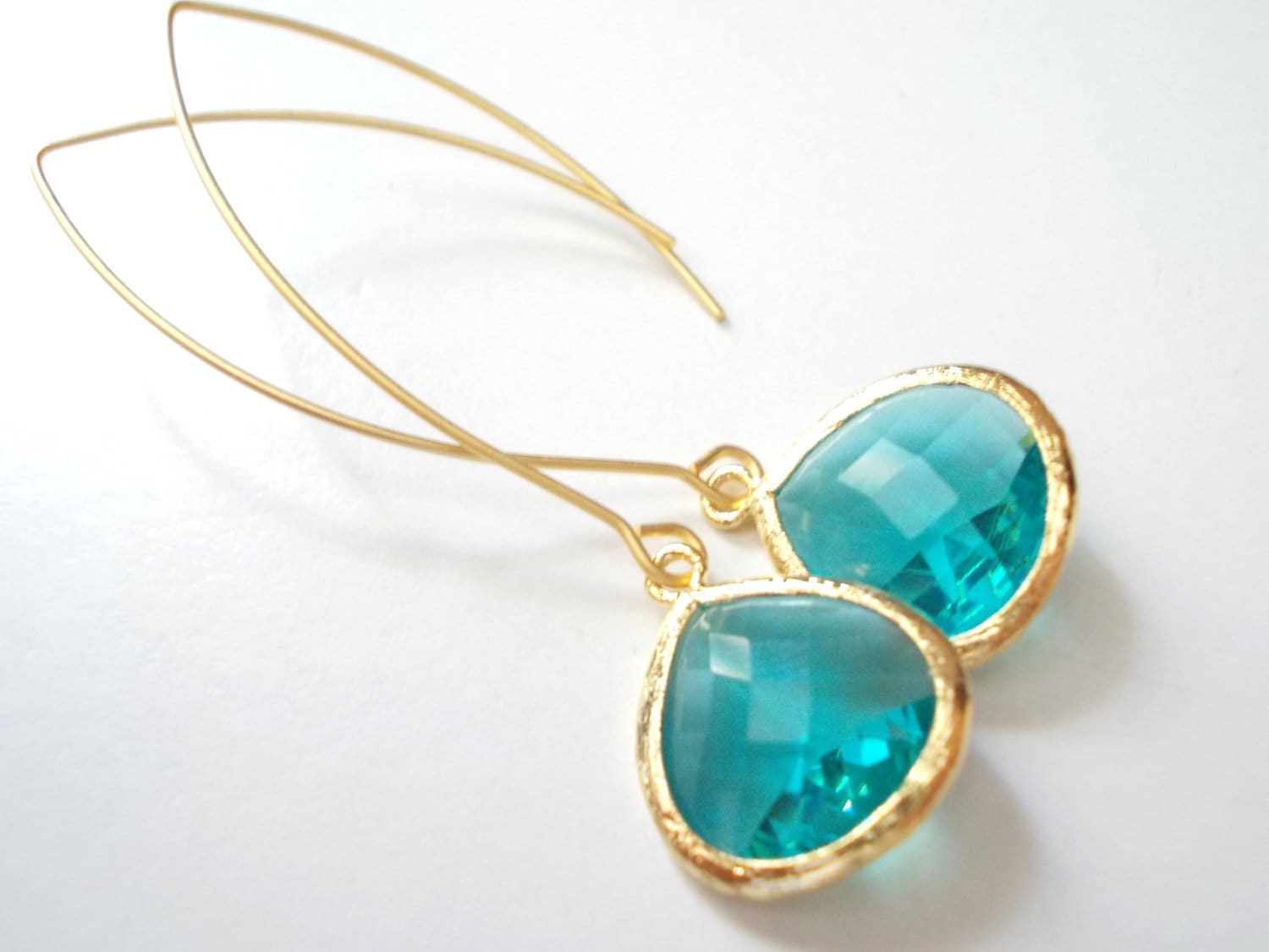 Lange Blau Gold Ohrringe Glas Tropfen Elegante Facettierte Extra Lange Ohrhänger Für Frauen Modern Stilvoll Aquamarin Zirkon von karmelidesigns