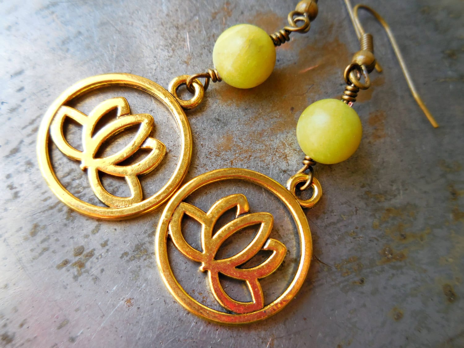 Lotus Ohrringe Mit Olivgrüner Jade Edelsteinperlen. Lange Ohrhänger Für Damen Oder Herren. Yoga Zen Meditation Schmuck. Lotusblüten in Gold von karmelidesigns