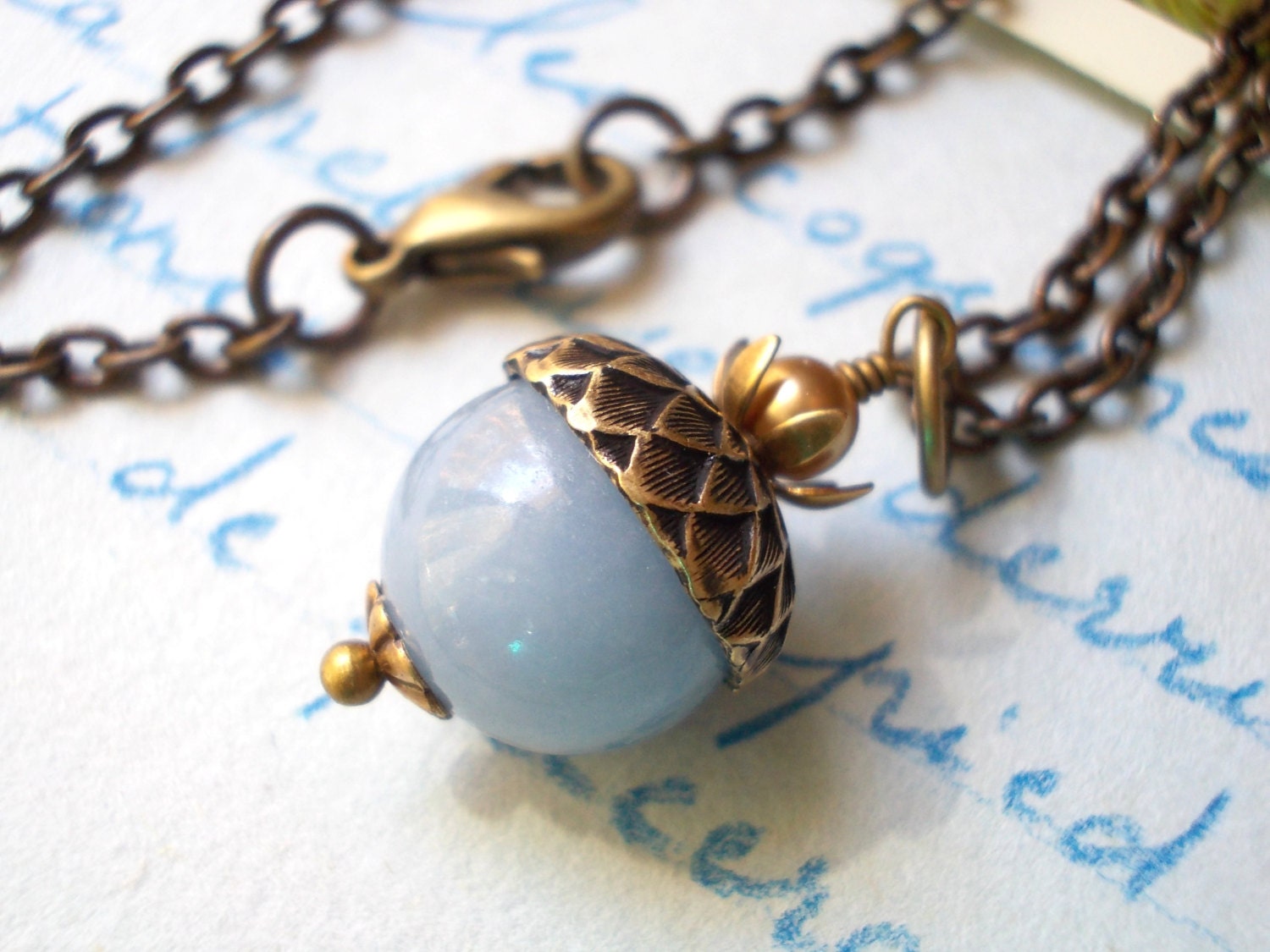 Natürliche Angelit Eichel Halskette Für Frauen Oxidierte Messing Und Stein Blau Edelstein Perle Natur Inspiriert Vintage-Chic-Schmuck von karmelidesigns