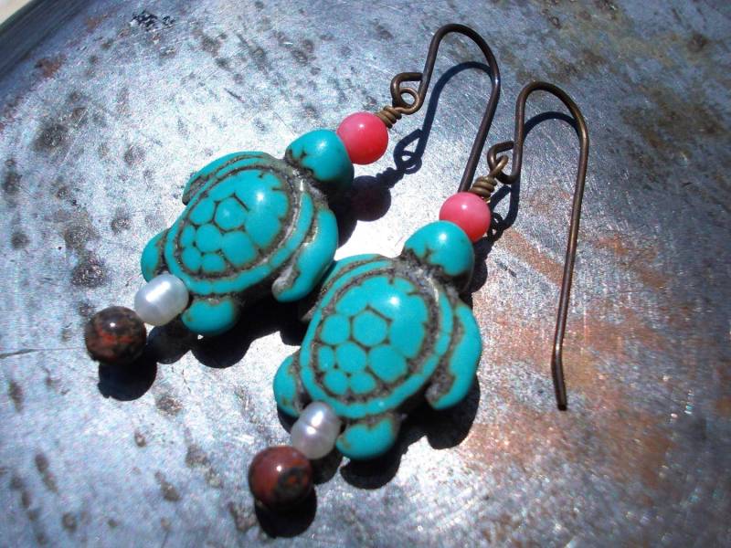 Schildkröte Ohrringe, Ohrringe Meeresschildkröte, Türkis Leopardenfell Jaspis, Koralle Süßwasserperle Messing, Ozean Organic Ethnisch von karmelidesigns