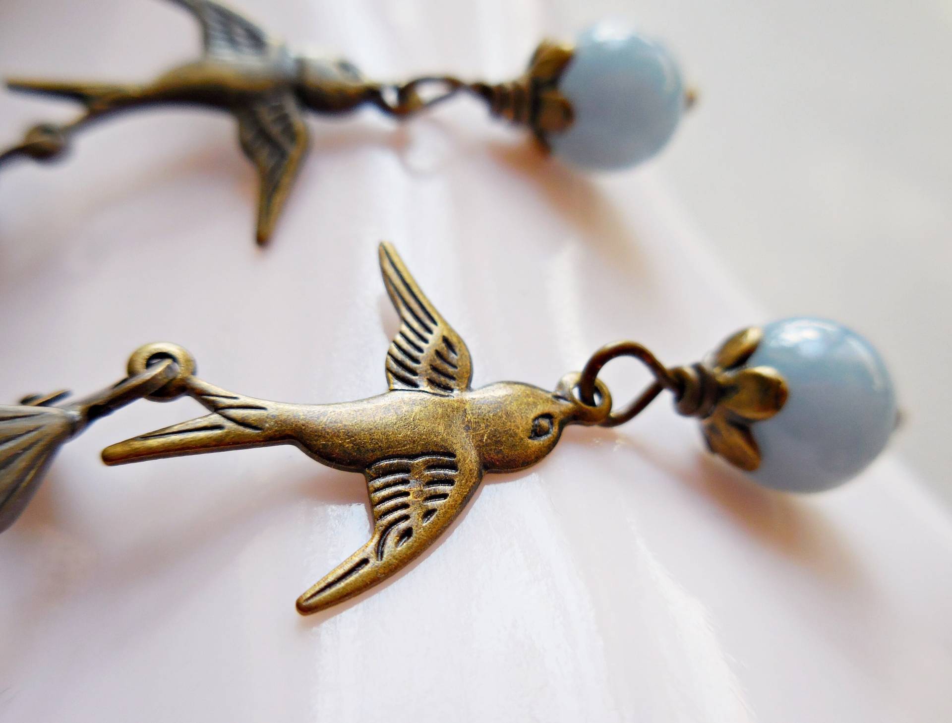 Schwalbenohrringe Mit Angelit, Vögel, Engelflugohrringe, Schwalbenblumenohrringe, Natürlicher Edelstein, Lange Messingohrringe Vintage Finish von karmelidesigns