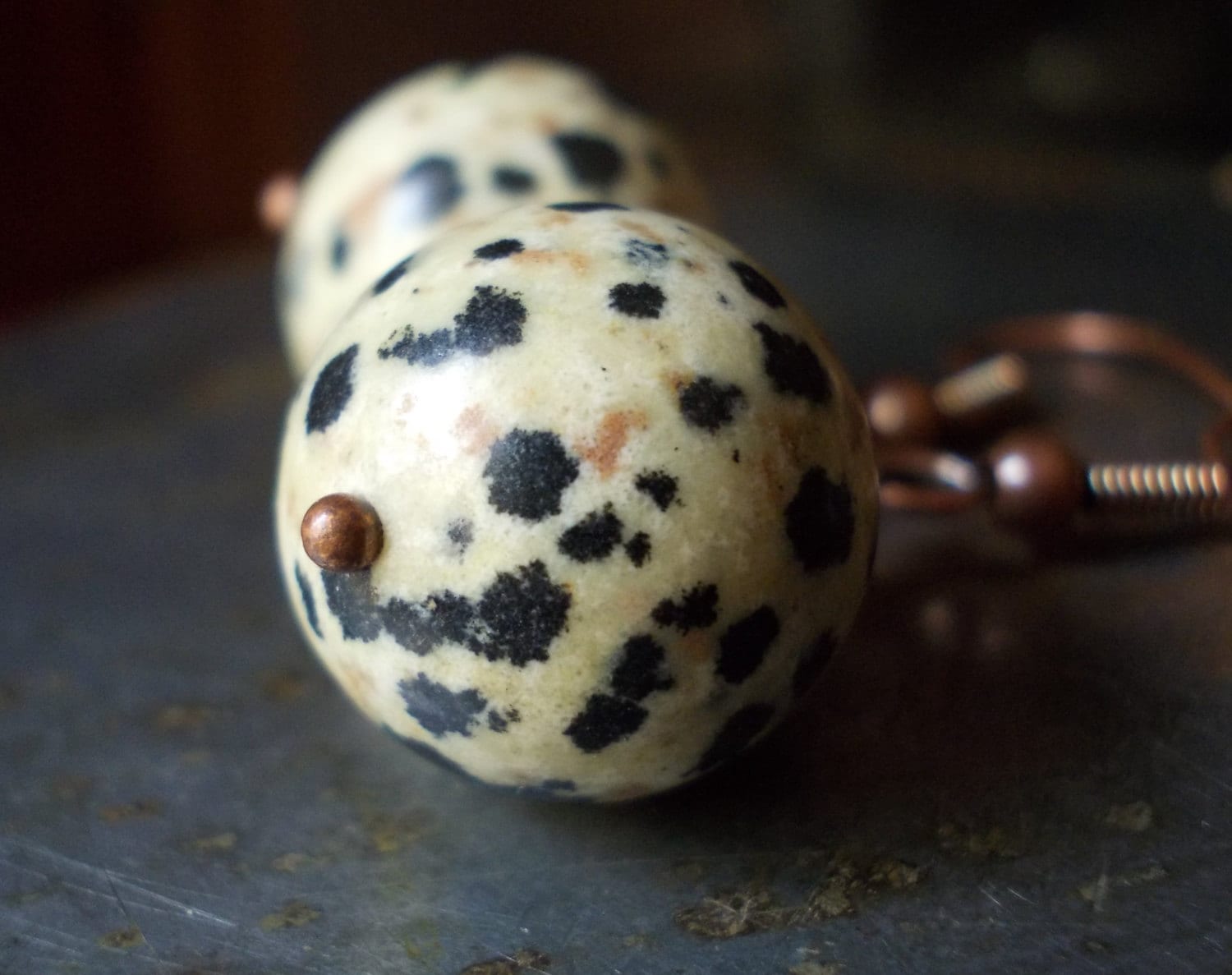 Stein Ohrringe Dalmatiner Jaspis Natürlicher Gefleckter Hund Muster Große Perle Ohrhänger Organisch Neutral Erdfarben Stammes von karmelidesigns