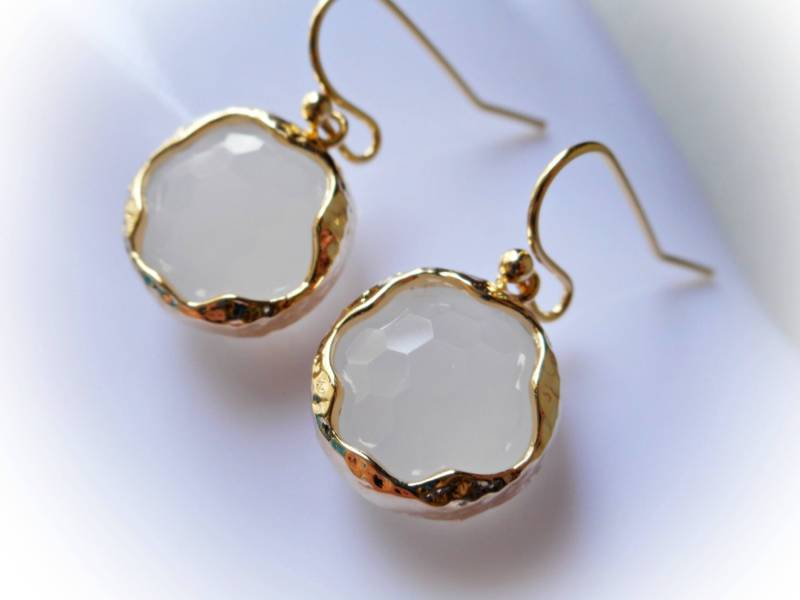 Weißgold Ohrringe, Zierliche Weiße Opalglas Runde Facettierte Ohrhänger, Vergoldeter Schmuck, Geschenk Für Sie, Sommerlicher Alabaster von karmelidesigns