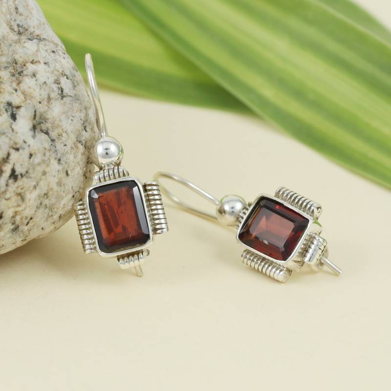 Massive 92.5 Sterling Silber Tropfen Ohrringe Mit Natürlichen Edelstein Kleine Perle Granat Massive 92.5 Sterling Silber Tropfen Ohrringe Mit Natürlichen Edelstein Kleine Perle Granat von karnisilverart