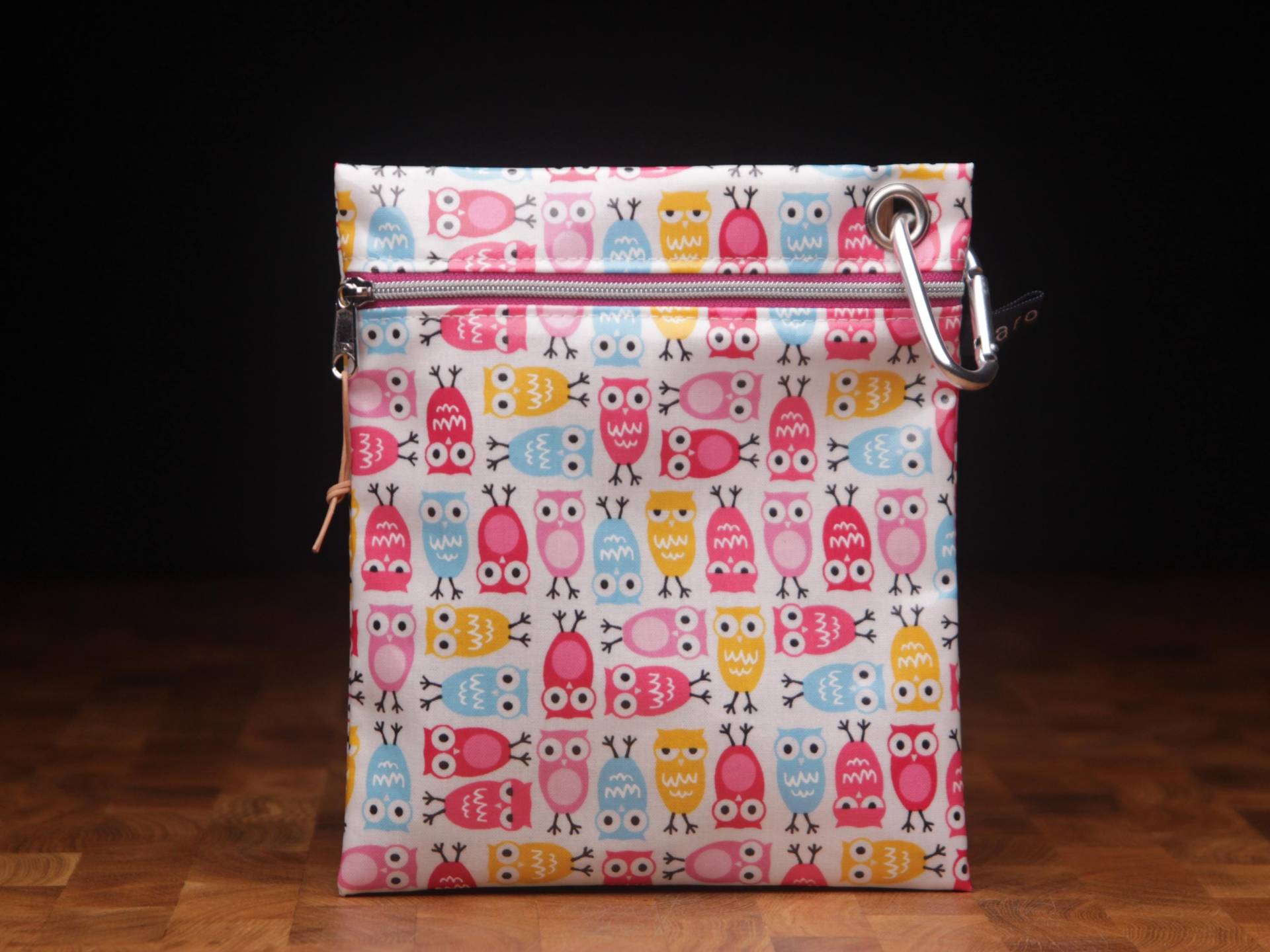 Tasche Mit Reißverschluss Und Karabiner Aus Hochwertigem Wachstuch von karokaroShop