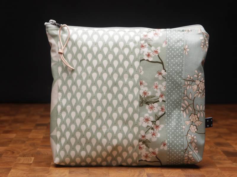 Unikat Tasche Aus Hochwertigen Wachstüchern Im Patchwork Design Mit Reißverschluss Und Innenfutter | Mit Boden von karokaroShop