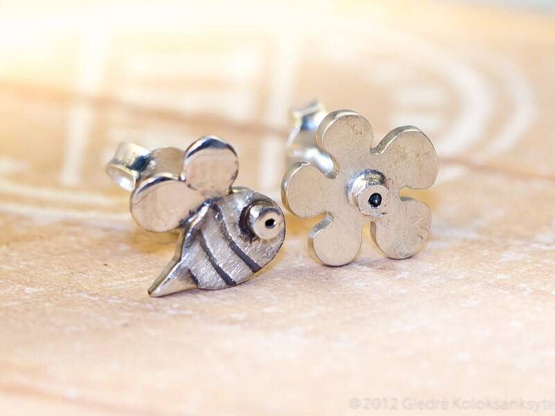 Biene Und Eine Blume Combo Sterling Silber Ohrstecker von karramba