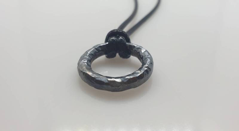 Karma Kreis Gehämmert Sterling Silber Anhänger Für Mann von karramba