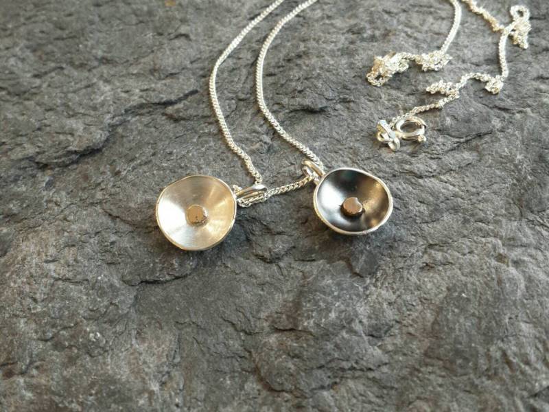 Tulpe Silber Golden Dot Charm Anhänger von karramba