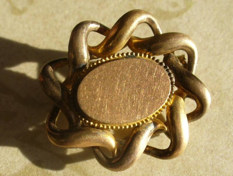 Antike Gravierbare Brosche Aus Vergoldetem Messing - Vintage Modeschmuck von karunadesigns