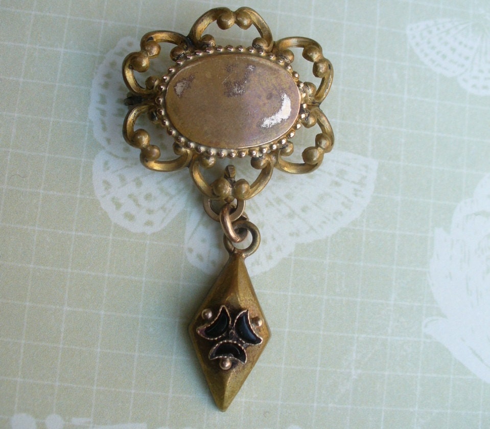 Antike Vergoldete Messing Brosche Mit Anhänger - Vintage Modeschmuck Antike Vergoldete Messing Brosche Mit Anhänger - Vintage Modeschmuck von karunadesigns