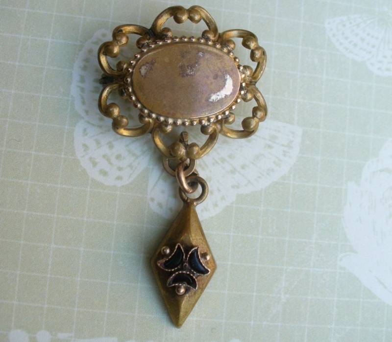 Antike Vergoldete Messing Brosche Mit Anhänger - Vintage Modeschmuck Antike Vergoldete Messing Brosche Mit Anhänger - Vintage Modeschmuck von karunadesigns