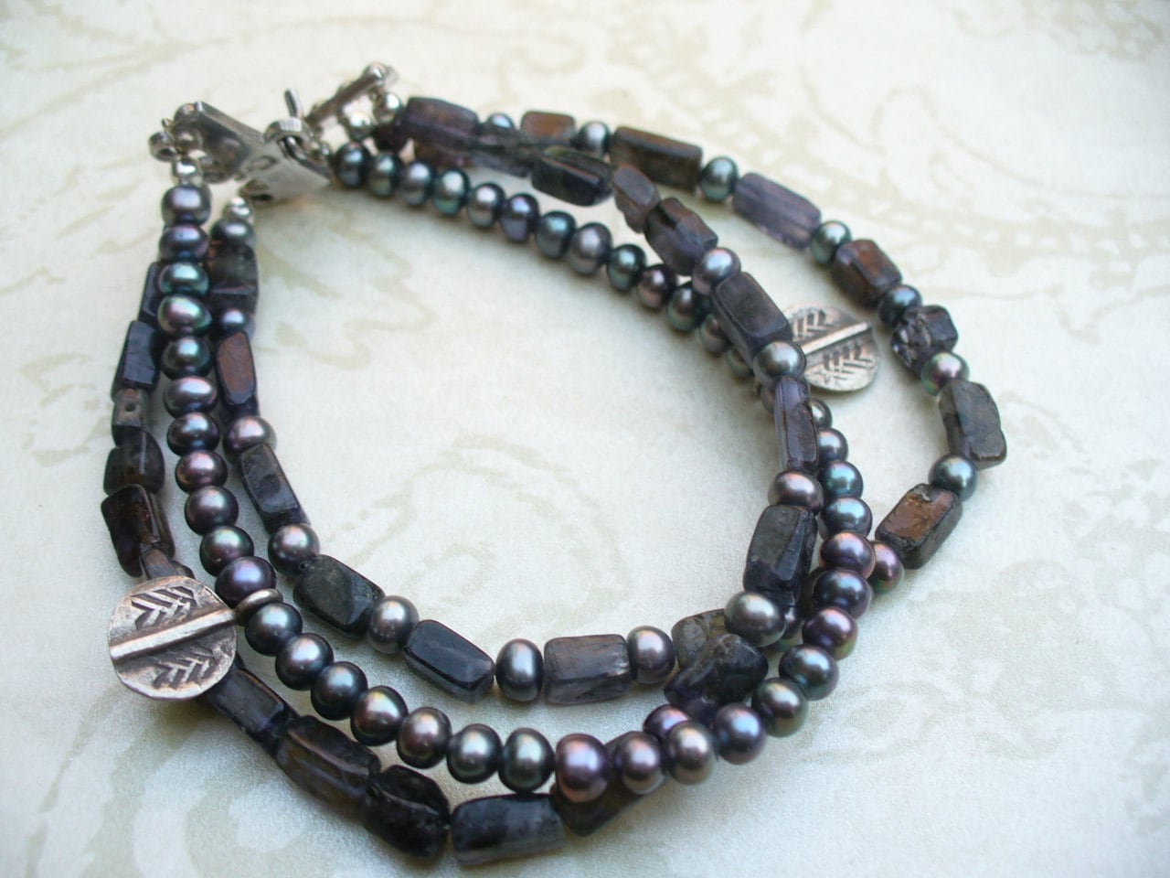 Blaues Iolith Armband Mit Süßwasserperlen Und Thai Sterling Silber Charms - Handgefertigt Blaues Iolith Armband Mit Süßwasserperlen Und Thai Sterling Silber Charms - Handgefertigt von karunadesigns