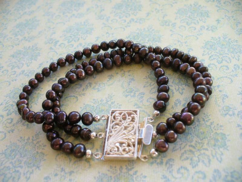Bronzefarbenes Süßwasserperlen-Armband Mit 3-Reihigen Strängen Und Silbernem Verschluss - Ein Handgefertigtes Unikat Bronzefarbenes Süßwasserperlen-Armband Mit 3-Reihigen Strängen Und Silbernem Verschluss - Ein Handgefertigtes Unikat von karunadesigns