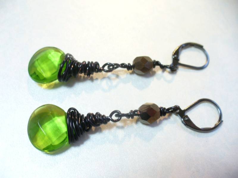 Drahtgewickelte Facettierte Grüne Glas Briolette Lange Ohrhänger Mit Schwarzen Und Messing-Verschluss Drahtgewickelte Facettierte Grüne Glas Briolette Lange Ohrhänger Mit Schwarzen Und Messing-Verschluss von karunadesigns