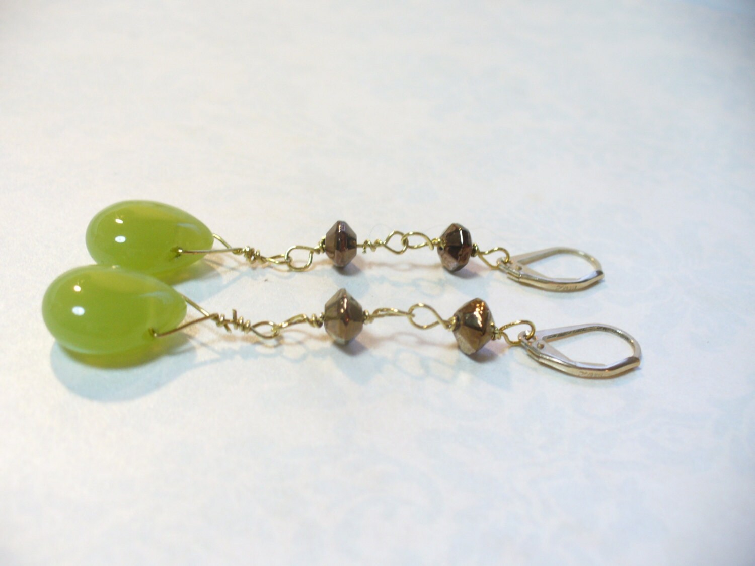 Drahtumwickelte Grüne Chrysopras Briolette - Lange Baumeln Ohrringe Mit Vergoldeten Brisuren Drahtumwickelte Grüne Chrysopras Briolette - Lange Baumeln Ohrringe Mit Vergoldeten Brisuren von karunadesigns