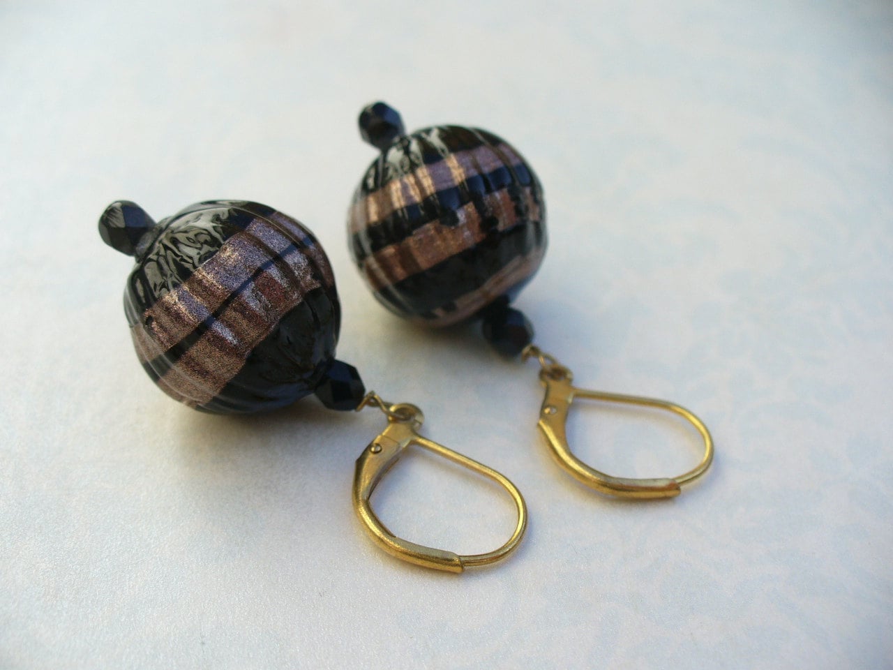 Große Baumelnde Schwarz-Gold Geriffelte Glaskugel Ohrringe. Mit Vergoldeten Ohrhaken Große Baumelnde Schwarz-Gold Geriffelte Glaskugel Ohrringe. Mit Vergoldeten Ohrhaken von karunadesigns