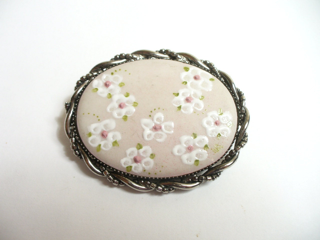Große Vintage Silber Farbe Handbemalte Brosche - Pfirsich Mit Weißen Blumen 2 cm Breit Große Vintage Silber Farbe Handbemalte Brosche - Pfirsich Mit Weißen Blumen 2 cm Breit von karunadesigns