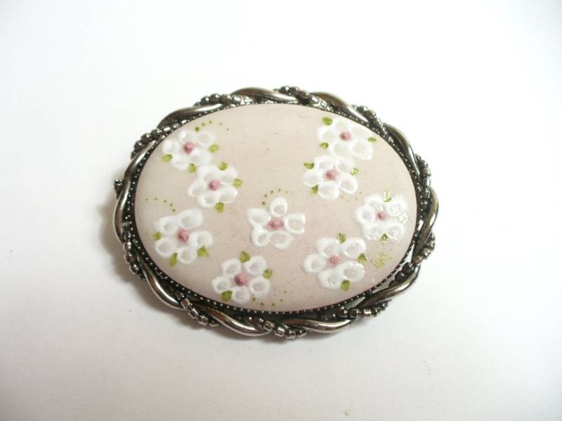 Große Vintage Silber Farbe Handbemalte Brosche - Pfirsich Mit Weißen Blumen 2 cm Breit Große Vintage Silber Farbe Handbemalte Brosche - Pfirsich Mit Weißen Blumen 2 cm Breit von karunadesigns
