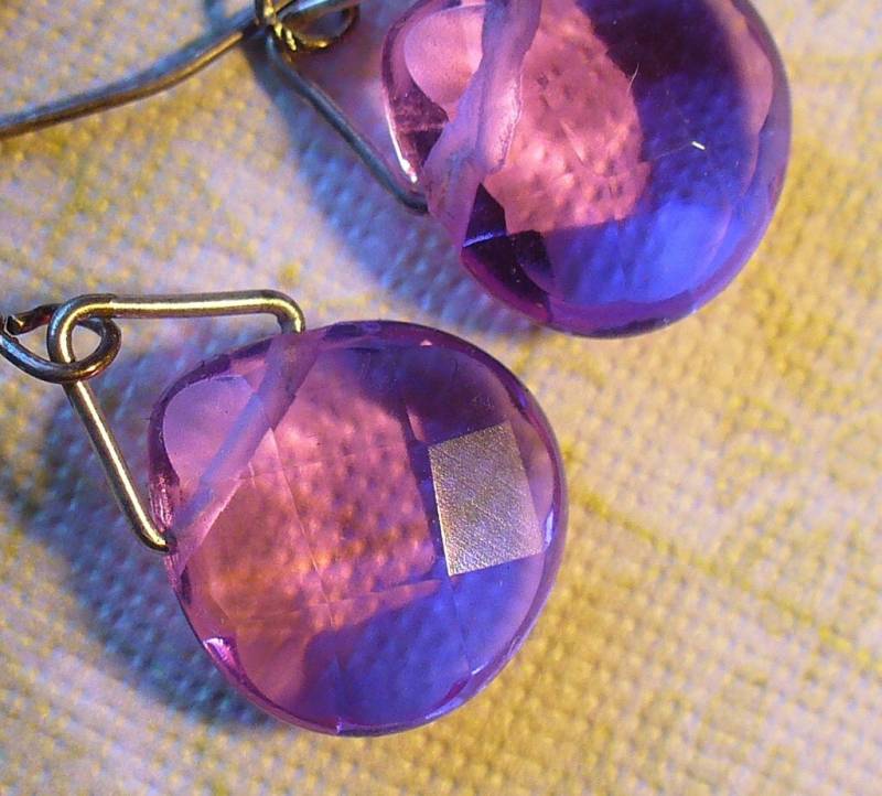 Klare Lavendel Lila Glas Briolett Ohrringe Mit Sterling Silber Haken Klare Lavendel Lila Glas Briolett Ohrringe Mit Sterling Silber Haken von karunadesigns