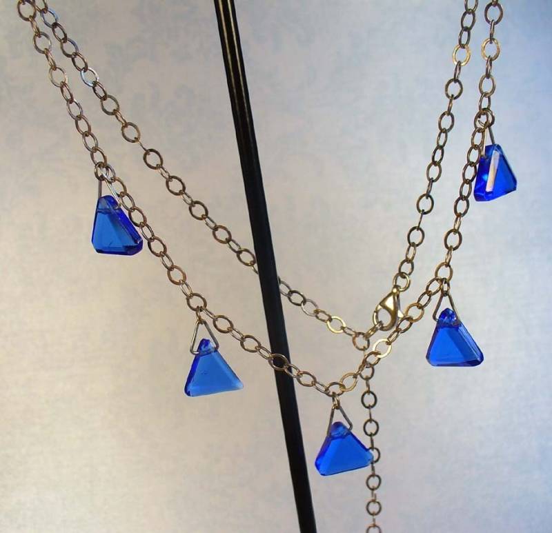 Königsblaue Dreiecksbriolette Baumelt An Einem Sterling Silber Halsband Königsblaue Dreiecksbriolette Baumelt An Einem Sterling Silber Halsband von karunadesigns