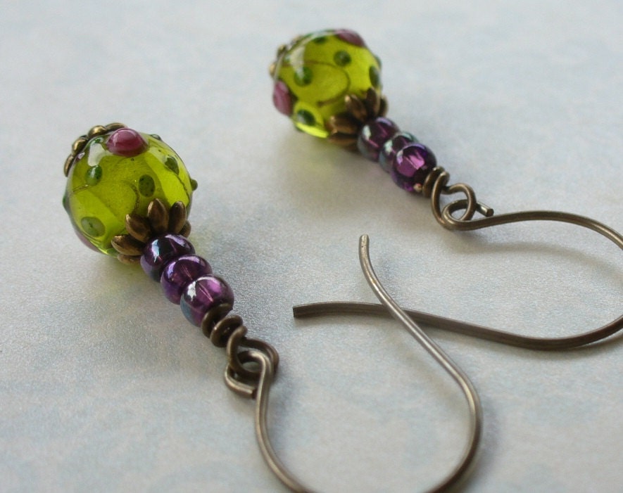 Lampwork Perlenohrringe - Grün Mit Rosa Rosen Kupferfarbenen Niob-Haken Lampwork Perlenohrringe - Grün Mit Rosa Rosen Kupferfarbenen Niob-Haken von karunadesigns