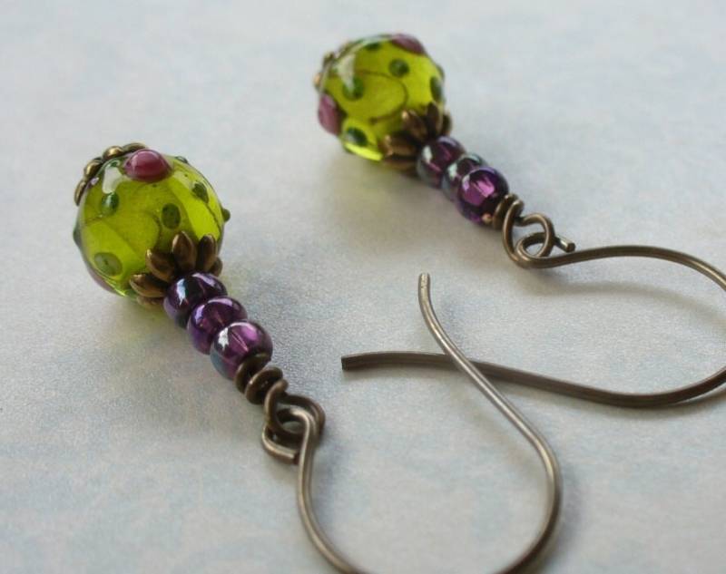 Lampwork Perlenohrringe - Grün Mit Rosa Rosen Kupferfarbenen Niob-Haken von karunadesigns