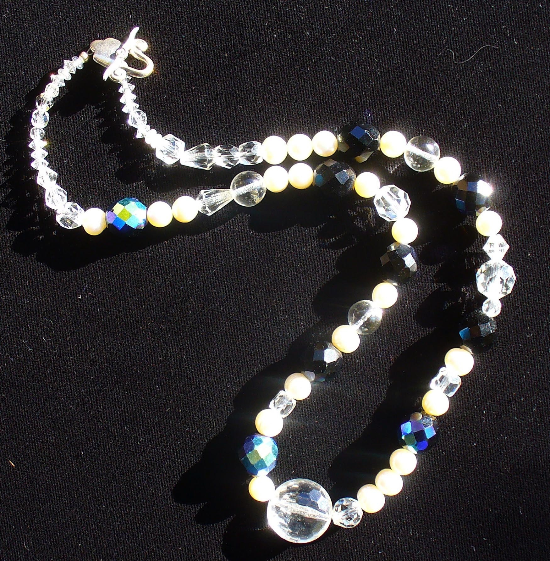 Schimmernder Mond Und Sterne Über Tiefschwarze Nacht - Schwarz-Weiße Perlenkette Mit Vintage-Kristallperlen Schimmernder Mond Und Sterne Über Tiefschwarze Nacht - Schwarz-Weiße Perlenkette Mit Vintage-Kristallperlen von karunadesigns