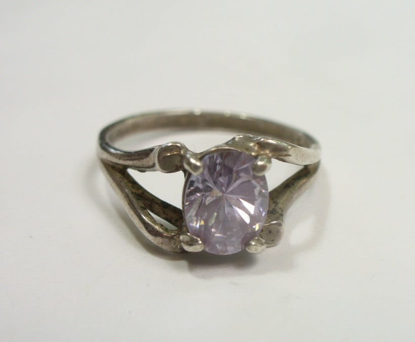 Vintage Lavendel Cz Solitär Sterling Silber Ring - Lila Facettiert Zirkon Größe 7-3/4 Vintage Lavendel Cz Solitär Sterling Silber Ring - Lila Facettiert Zirkon Größe 7-3/4 von karunadesigns