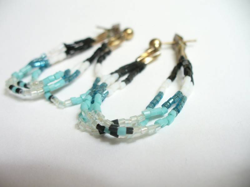 Vintage Perlengefädelte Ohrringe Aus Blauen, Schwarzen Und Weißen Rocailles Mit Silber - Vintage Modeschmuck Vintage Perlengefädelte Ohrringe Aus Blauen, Schwarzen Und Weißen Rocailles Mit Silber - Vintage Modeschmuck von karunadesigns