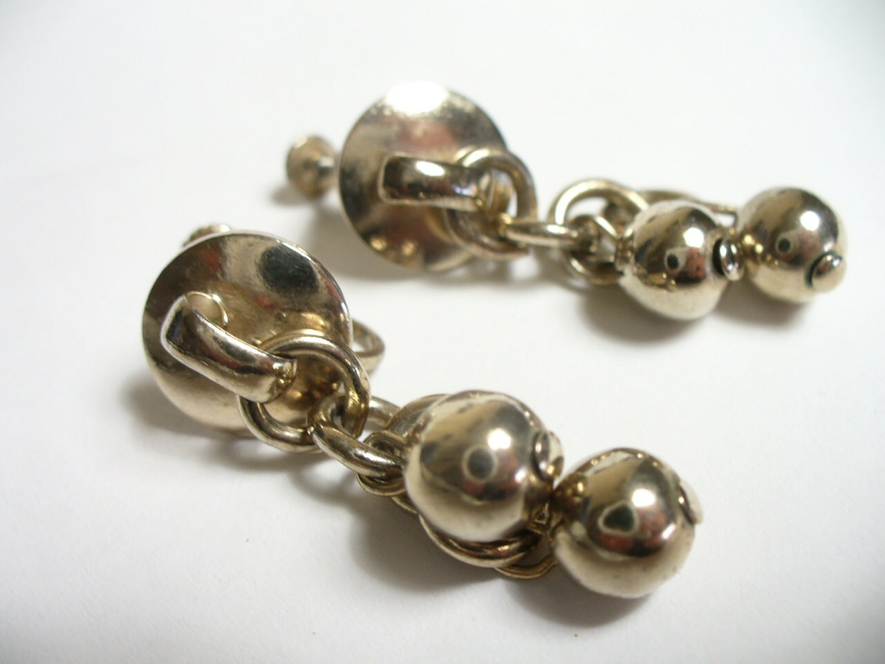 Vintage Silberne Kugel Ohrringe - Farbe Silber Mit Schraubverschluss Modeschmuck Vintage Silberne Kugel Ohrringe - Farbe Silber Mit Schraubverschluss Modeschmuck von karunadesigns