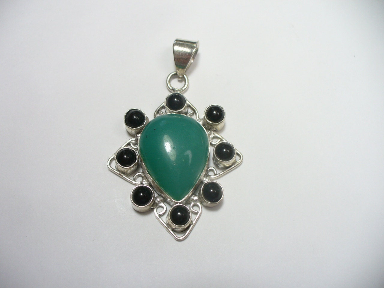 Vintage Sterling Silber Anhänger - Grüner Aventurin Und Onyx 13 Gramm 2 Zoll Groß Vintage Sterling Silber Anhänger - Grüner Aventurin Und Onyx 13 Gramm 2 Zoll Groß von karunadesigns