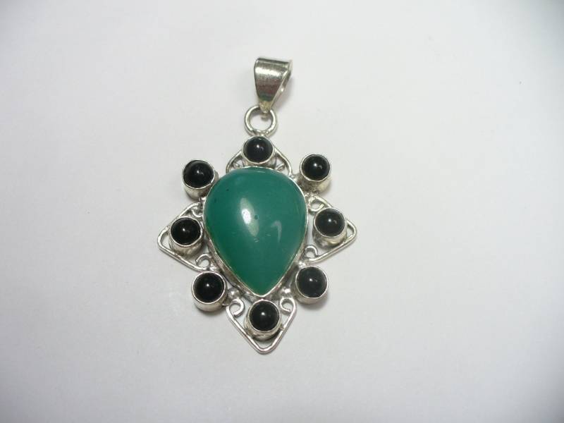 Vintage Sterling Silber Anhänger - Grüner Aventurin Und Onyx 13 Gramm 2 Zoll Groß Vintage Sterling Silber Anhänger - Grüner Aventurin Und Onyx 13 Gramm 2 Zoll Groß von karunadesigns