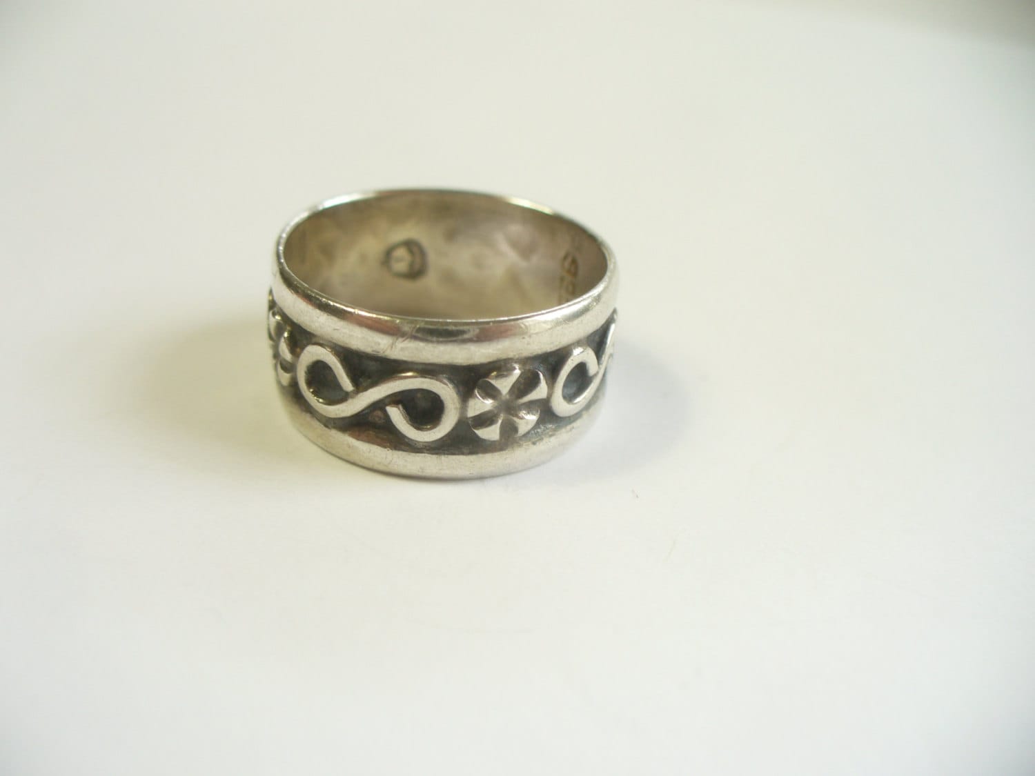 Vintage Sterling Silber Bandring - Handgefertigt Mit Oxidiertem Design Größe 6-3/4 Taxco Mexico Adlermarke 1 Vintage Sterling Silber Bandring - Handgefertigt Mit Oxidiertem Design Größe 6-3/4 Taxco Mexico Adlermarke 1 von karunadesigns