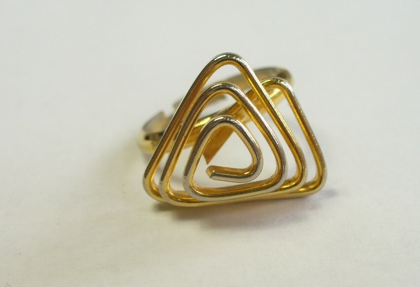 Vintage Vergoldeter Erhabener Dreieck Ring - Größe 5 Bis 6 Verstellbar Vintage Vergoldeter Erhabener Dreieck Ring - Größe 5 Bis 6 Verstellbar von karunadesigns