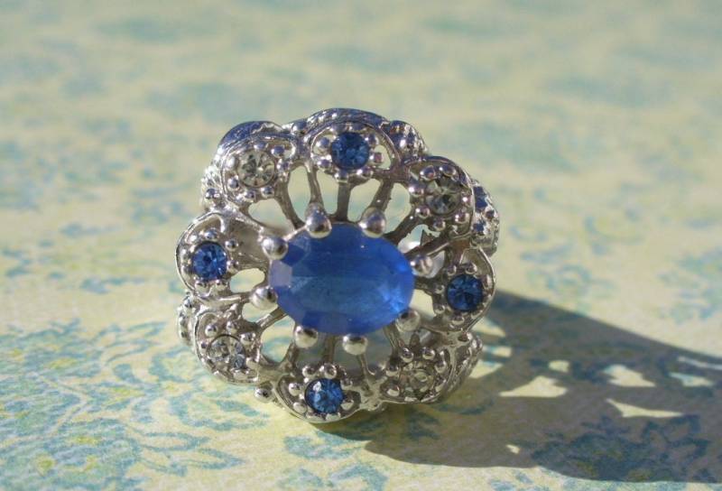 Vintage Weiß Vergoldeter Ring Mit Funkelnden Blauen Steinen - Größe 8 Vintage Weiß Vergoldeter Ring Mit Funkelnden Blauen Steinen - Größe 8 von karunadesigns
