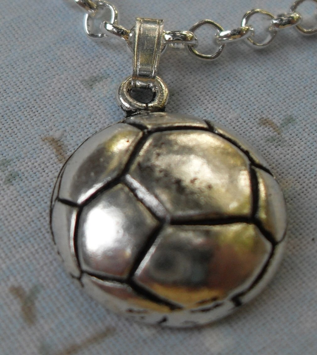 Fußball Ball Charm Halskette Silber An Schöner Silberkette Fußball Ball Charm Halskette Silber An Schöner Silberkette von kastex