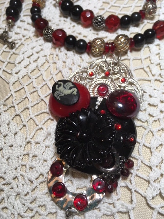 Sale Halskette Custom Steampunk Modern Style Hergestellt Mit Vintage-Stücken Skorpion Horoskop Zeichen Schwarz Und Rot Sale Halskette Custom Steampunk Modern Style Hergestellt Mit Vintage-Stücken Skorpion Horoskop Zeichen Schwarz Und Rot von kastex