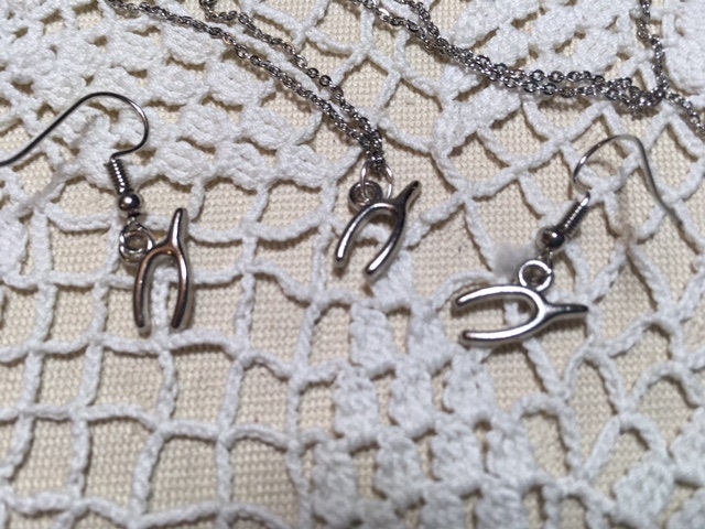 Sale Wishbone Schmuckset in Silber Halskette Ohrringe Zierliche Neu Sale Wishbone Schmuckset in Silber Halskette Ohrringe Zierliche Neu von kastex