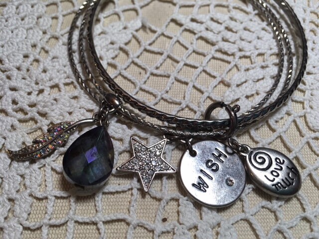 Vintage Armreif Armbänder Mit Mehreren Charms Einige Bling Großen Stein Interessant Vintage Armreif Armbänder Mit Mehreren Charms Einige Bling Großen Stein Interessant von kastex