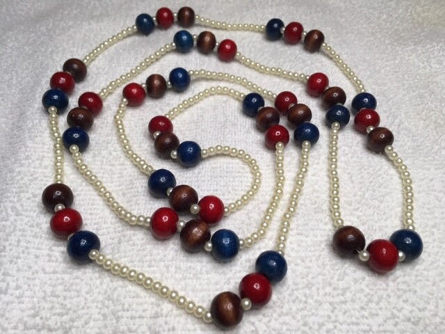 Vintage Halskette Lange Blau Rot Braun Holzperlen Kleine Weiße Perle Perlen Leichtgewichtler Bereit Zu Spaß Tragen Vintage Halskette Lange Blau Rot Braun Holzperlen Kleine Weiße Perle Perlen Leichtgewichtler Bereit Zu Spaß Tragen von kastex