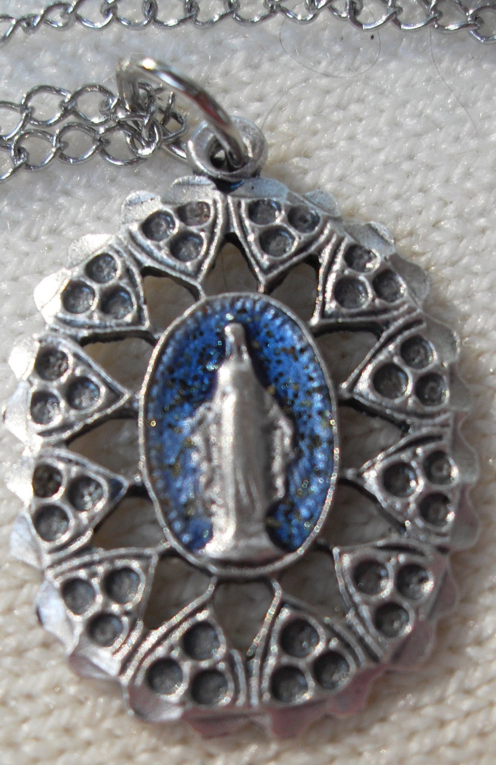 Wundersame Medaille Neues Design Auf Edelstahlkette Marcasite Stil Mit Blauem Hintergrund Wundersame Medaille Neues Design Auf Edelstahlkette Marcasite Stil Mit Blauem Hintergrund von kastex