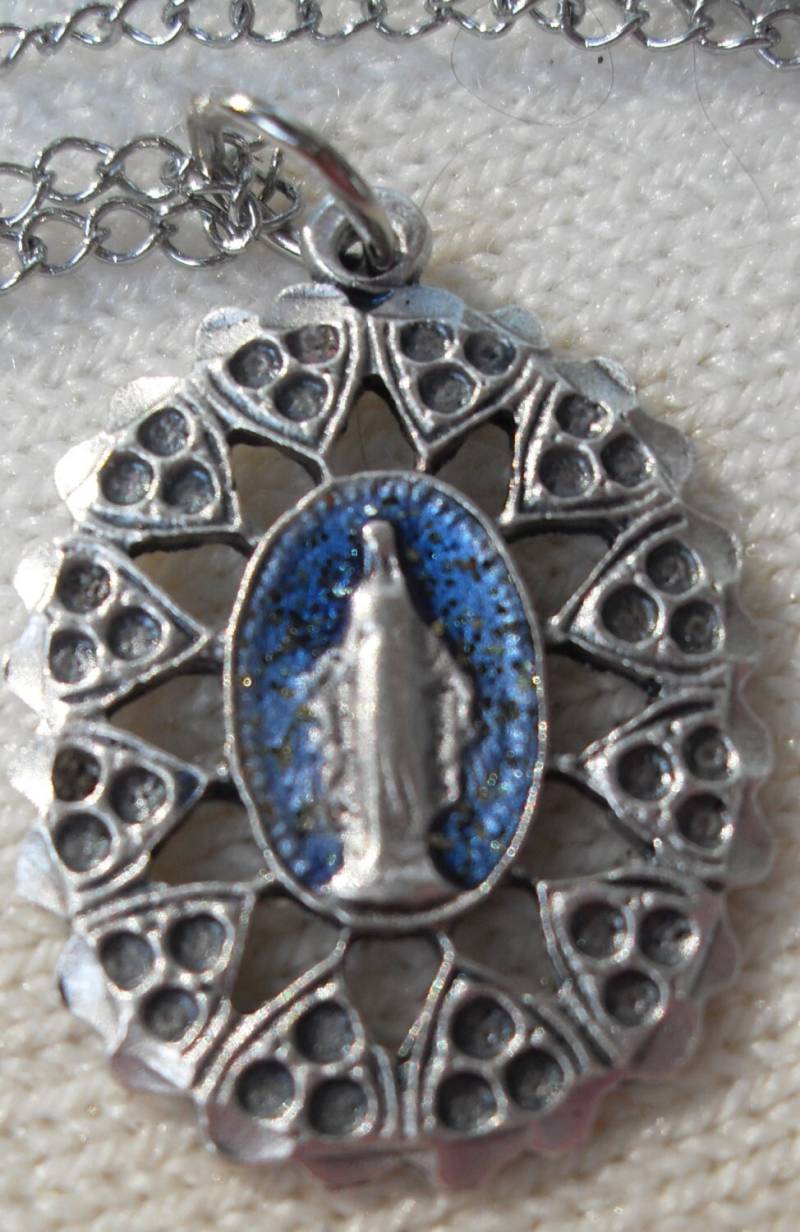 Wundersame Medaille Neues Design Auf Edelstahlkette Marcasite Stil Mit Blauem Hintergrund Wundersame Medaille Neues Design Auf Edelstahlkette Marcasite Stil Mit Blauem Hintergrund von kastex
