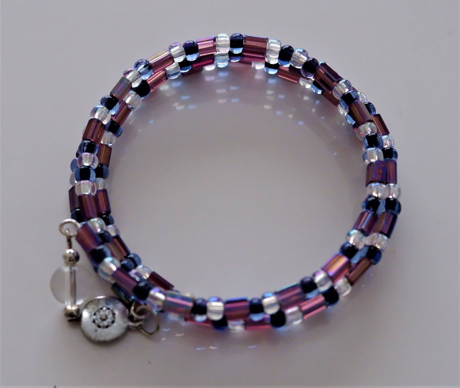 Silbernes Memory-Wire-Armband Mit Lila, Blau, Weiß Und Schwarzen Perlen Silbernen Stempelzapfen von katailjewelry