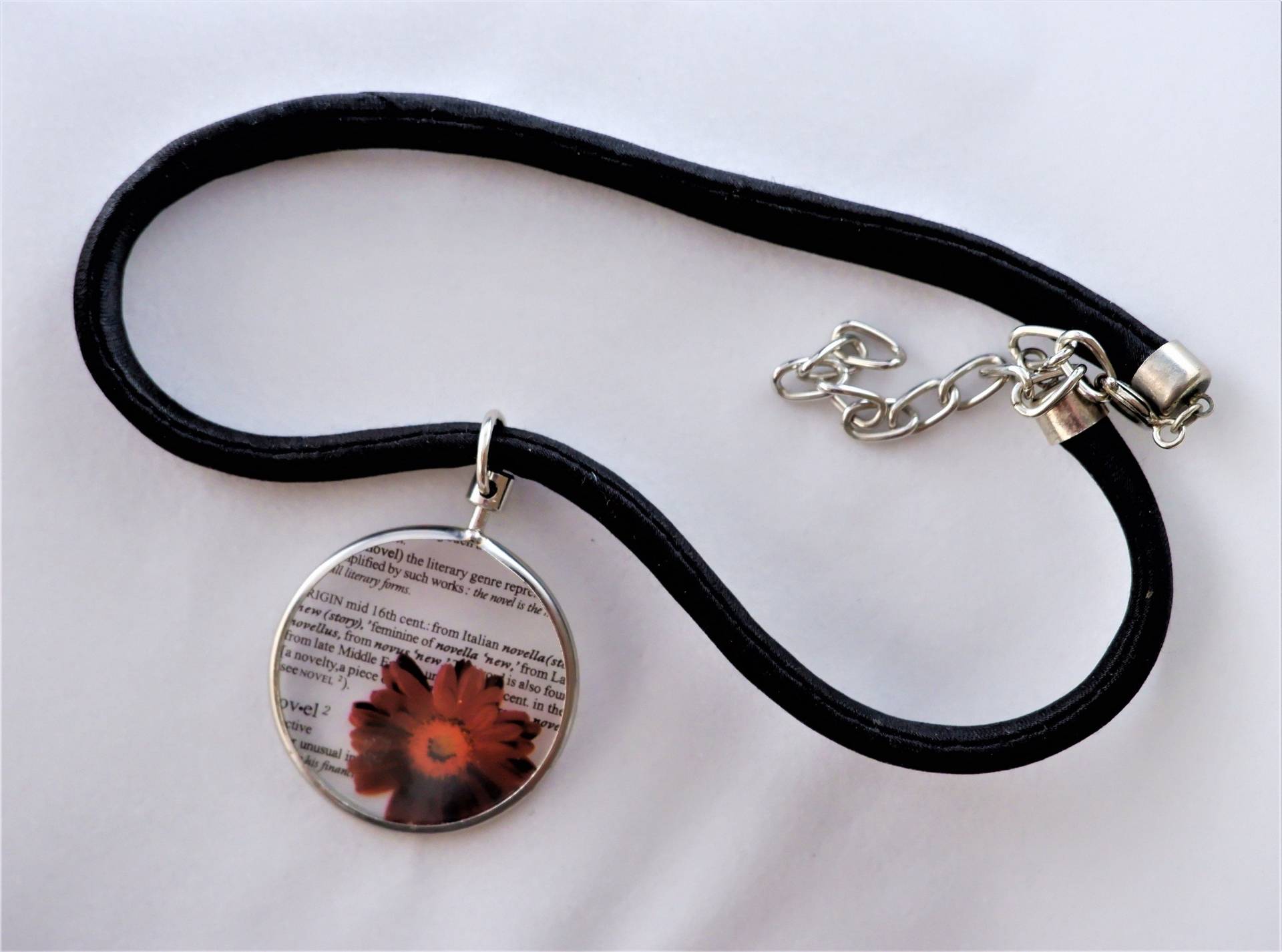 Weiche Schwarze Halskette Mit Glas Blume Literatur Anhänger Silber Frühling Verschluss Und Extender Kette von katailjewelry